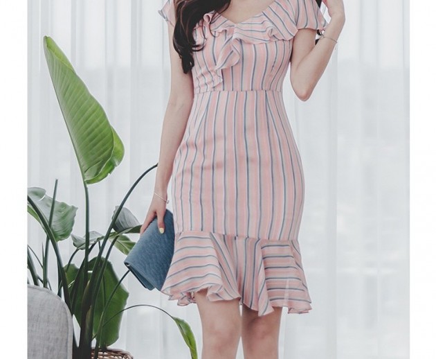 Top 10 Mẫu váy kẻ sọc cho người béo tự tin và thon gọn hơn