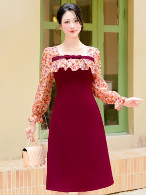 Đầm Đỏ Cổ Vuông Tay Dài Phối Hoa