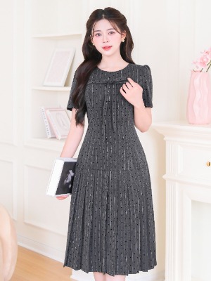 Đầm Xám Kẻ Sọc Xếp Ly