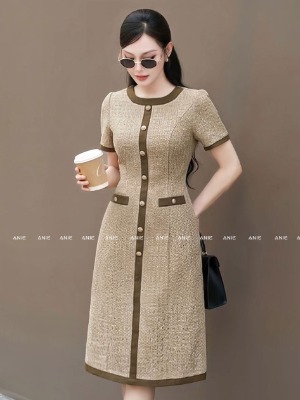 Đầm Nâu Viền Nút Đồng