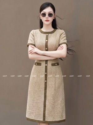 Đầm Nâu Viền Nút Đồng